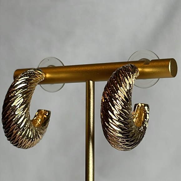 Dior gold plated Elegant Gold Hoop pierced Earrings - Picture 1 of 5